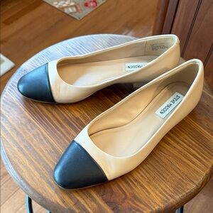 Steve Madden 👠 Two-Tone 🖤 and Cream 🌾 Flats size 8 like new! genuine leather